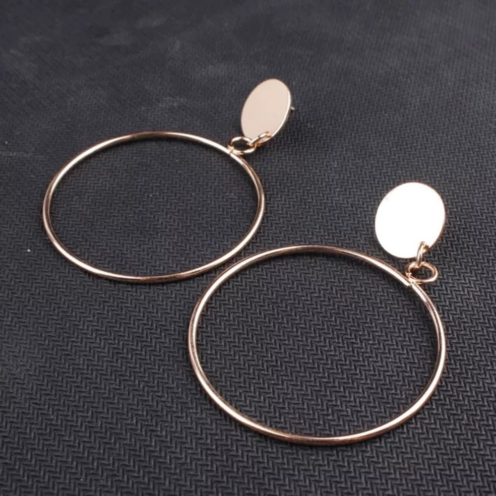 A pair of earring in Golden color - Picture 3 of 4